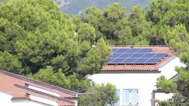 Sonnenkollektoren Auf Dem Hausdach Sonnigen Tagen — Stockvideo
