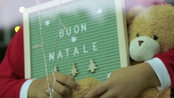 Garçon Tenant Cadre Bois Vacances Ours Peluche Maison Temps Noël — Video