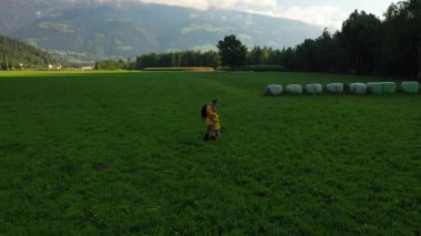 Yeşil çimenlikteki anne ve kızın hava manzarası 