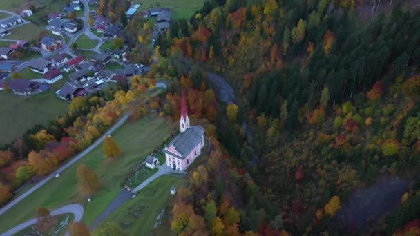 Vista Aérea Iglesia Bosque Montaña Otoño — Vídeo de stock