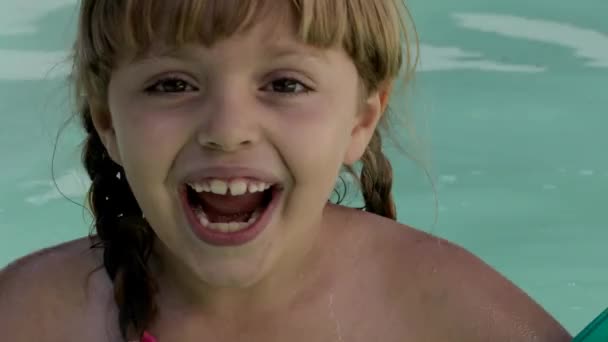 Yüzme Havuzundaki Küçük Şirin Kızın Portresi — Stok video