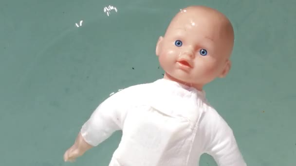 Игрушечная Кукла Плавает Воде — стоковое видео