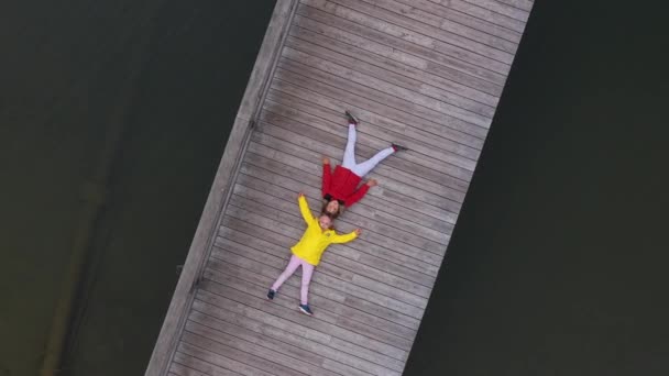 Letecký Pohled Děti Dřevěném Molu Jezera — Stock video
