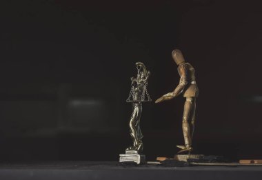 Themis heykeli ve harabeler arasında ahşap heykel.