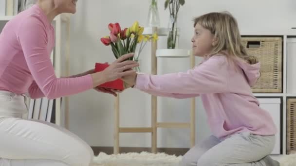 Klein Kaukasisch schattig meisje feliciteert haar moeder — Stockvideo