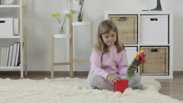 Kaukasisches Mädchen mit Geschenk und Tulpenstrauß — Stockvideo