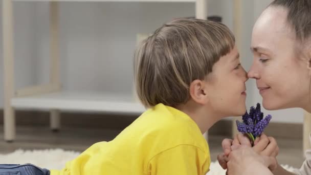 Boy y su madre están expresando sus sentimientos tiernos el uno al otro. — Vídeos de Stock