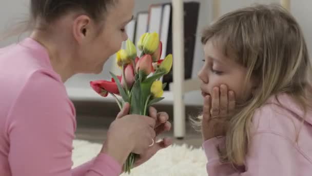 Мила козацька дівчина вітає свою матір з Днем матері.. — стокове відео