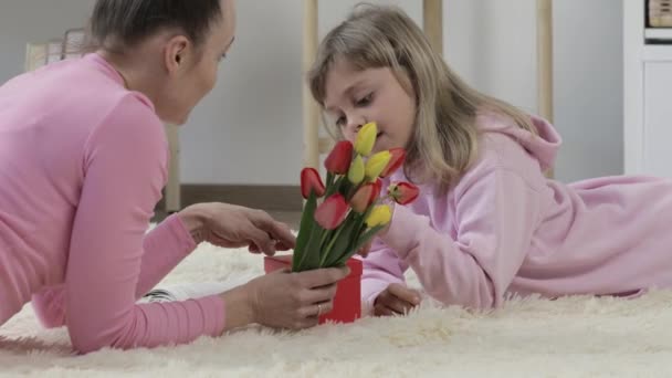 Niedliche kaukasische Mädchen gratuliert ihrer Mutter mit Muttertag. — Stockvideo