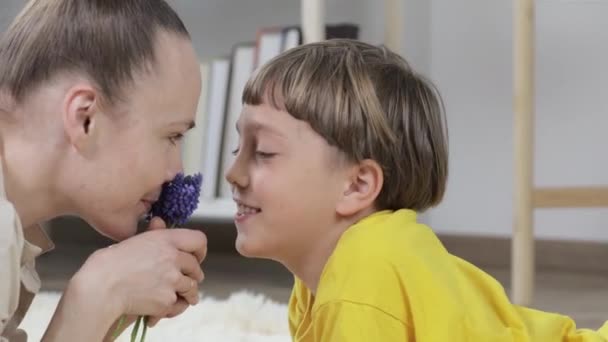 Menino e sua mãe estão expressando seus sentimentos ternos um para o outro. — Vídeo de Stock