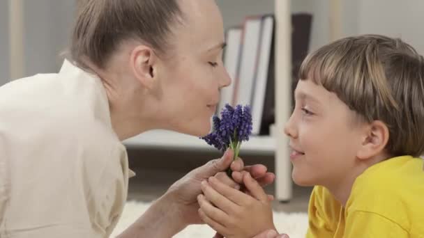 Boy y su madre están expresando sus sentimientos tiernos el uno al otro. — Vídeos de Stock