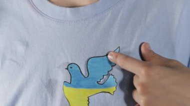 Beyaz çocuk kağıt özgürlük güvercini tutuyor. Yakın çekim.