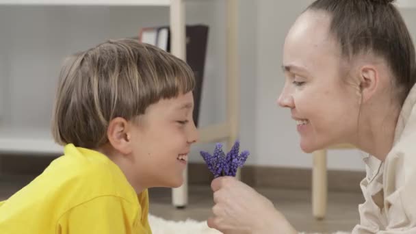 Хлопець і його мати виражають одне одному свої ніжні почуття.. — стокове відео