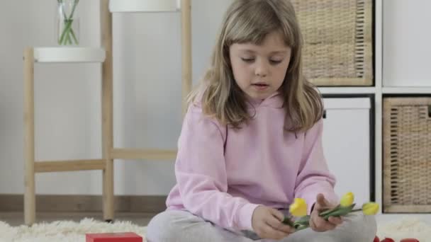 Chica caucásica con un regalo y un montón de tulipanes — Vídeos de Stock