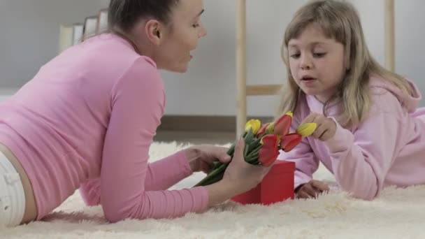 Cute caucasian girl is congratulating her mother with Mothers Day. — Stock Video