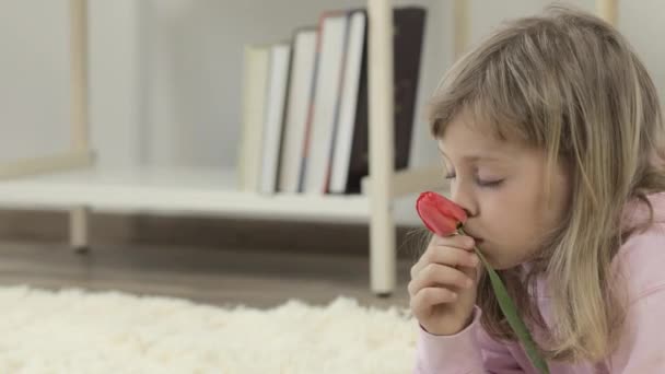 Kaukasisches Mädchen mit Geschenk und Tulpenstrauß — Stockvideo
