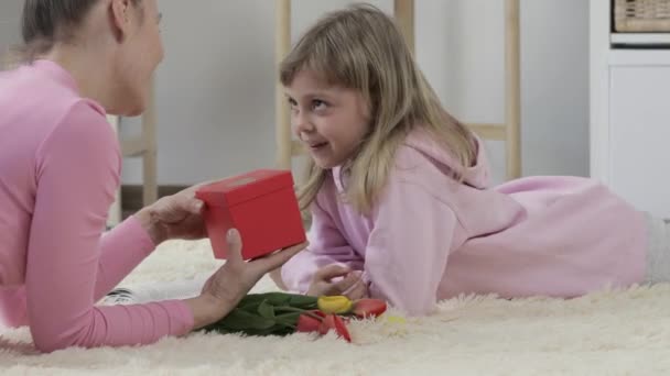 Schattig blank meisje feliciteert haar moeder met Moederdag. — Stockvideo