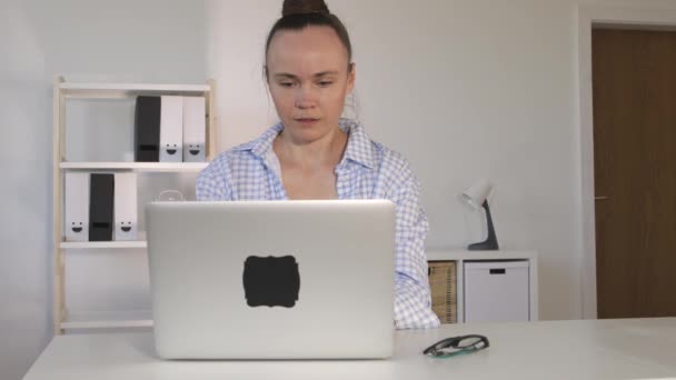 O tânără din Europa lucrează la calculator. — Videoclip de stoc