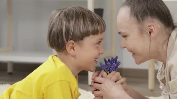 Junge und seine Mutter drücken einander ihre zärtlichen Gefühle aus. — Stockvideo