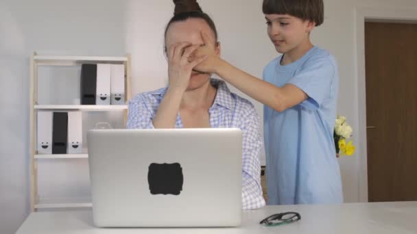 Fils de 12 ans présente un bouquet de fleurs à la mère — Video