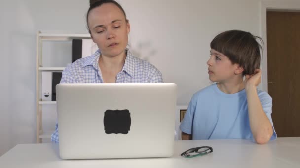 Fáradt anya beszél a fiával.. — Stock videók