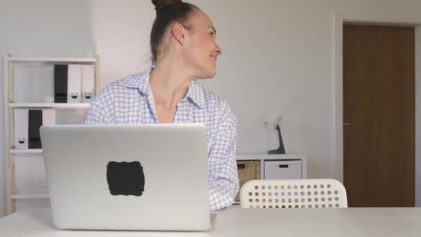 Smiling mother is welcoming her sad and tired son. — Video Stock