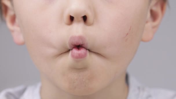 Pojke 9 år gör orala motorövningar. — Stockvideo
