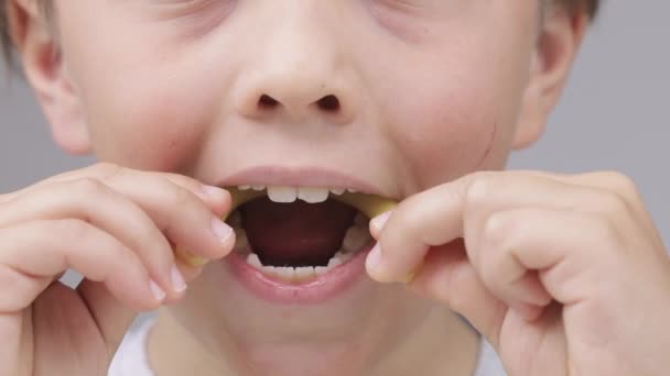 Boy of 9 tahun adalah membuat latihan motor oral. — Stok Video