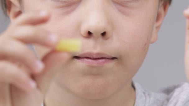 Boy of 9 tahun adalah membuat latihan motor oral. — Stok Video