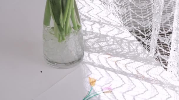 Куча желтых тюльпанов в стеклянной вазе. — стоковое видео
