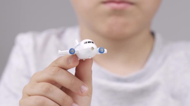 Vit pojke på 9 år leker med flygplanet — Stockvideo