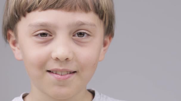 Caucasian boy of 9 years got an idea. — Stockvideo