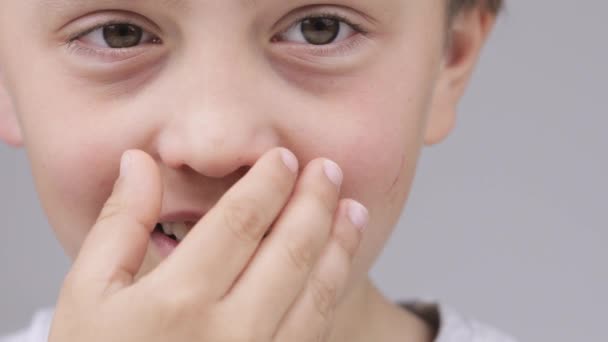 Caucásico chico de 9 años expresa insatisfacción con un olor en la habitación. — Vídeo de stock