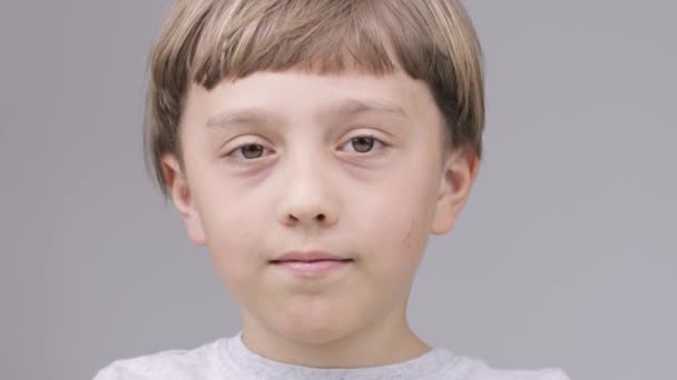 Caucasiano menino de 9 anos mostra sorrindo os polegares para cima — Vídeo de Stock