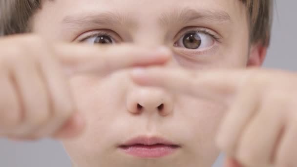 Мальчик 9 лет делает неврологическую проверку. — стоковое видео