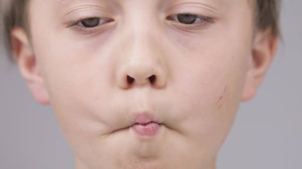 Niño de 9 años está haciendo ejercicios motores orales. — Vídeos de Stock