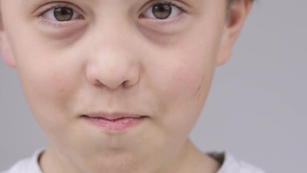 Vit pojke på 9 år uttrycker missnöje med en lukt i rummet. — Stockvideo