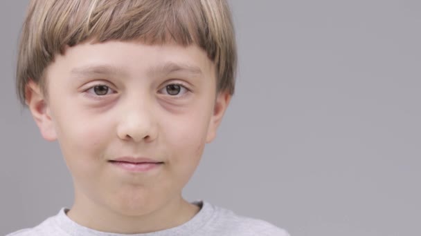 Caucasiano menino de 9 anos mostra sorrindo os polegares para cima — Vídeo de Stock