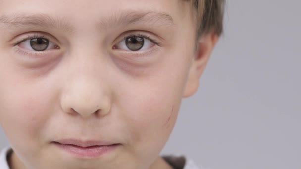 Ragazzo di 9 anni esprime il suo stupore. — Video Stock