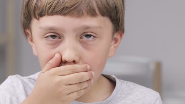 Niño de 9 años tiene una fuerte tos — Vídeos de Stock