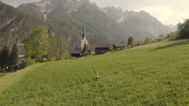 Chico está corriendo juntos en el campo. — Vídeo de stock