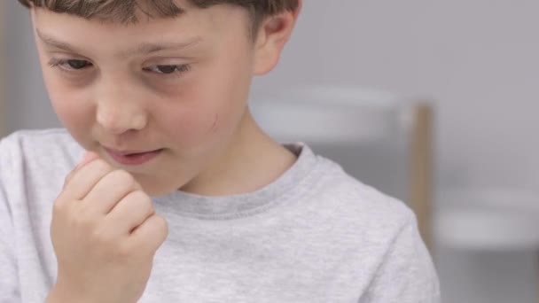 Pojken kliar sig i ansiktet. — Stockvideo