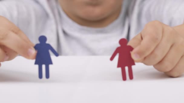 Mujeres de papel en manos de un niño. — Vídeos de Stock