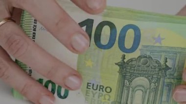 100 Euro 'luk banknotlar bir kadının elinde. Yakın çekim.. 