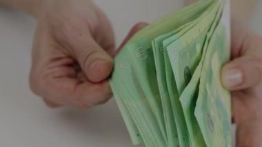 100 Euro 'luk banknotlar bir kadının elinde. Yakın çekim.. 