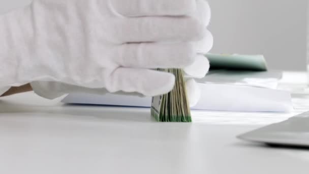 ユーロ紙幣を保持する白い綿手袋で人間の手 — ストック動画