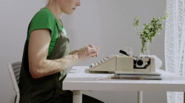 Kadın oyun yazarı sabahın erken saatlerinde bir mesaj yazıyor. - Yakın çekim. Yavaş çekim