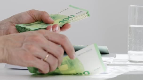 Vrouwelijke Handen Vrouw Telt Eurobankbiljetten Van 100 Euro Sluitingsdatum — Stockvideo