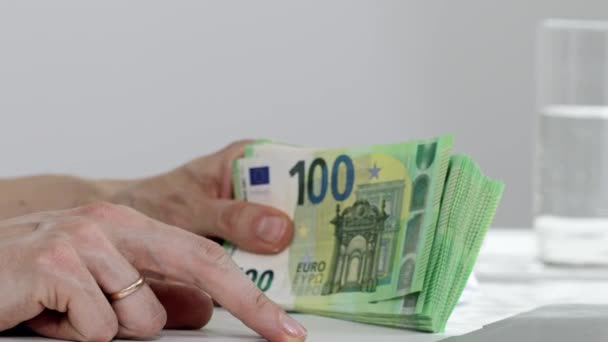 女性手持有欧元现钞 穿上衣服慢动作 — 图库视频影像