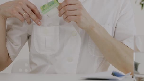 Medikal Kız Kardeşlerin Giydiği Beyaz Kadın Para Sayıyor Yakın Çekim — Stok video